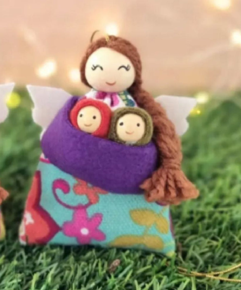 Ángel relleno de hierbas medicinales y terapéuticas