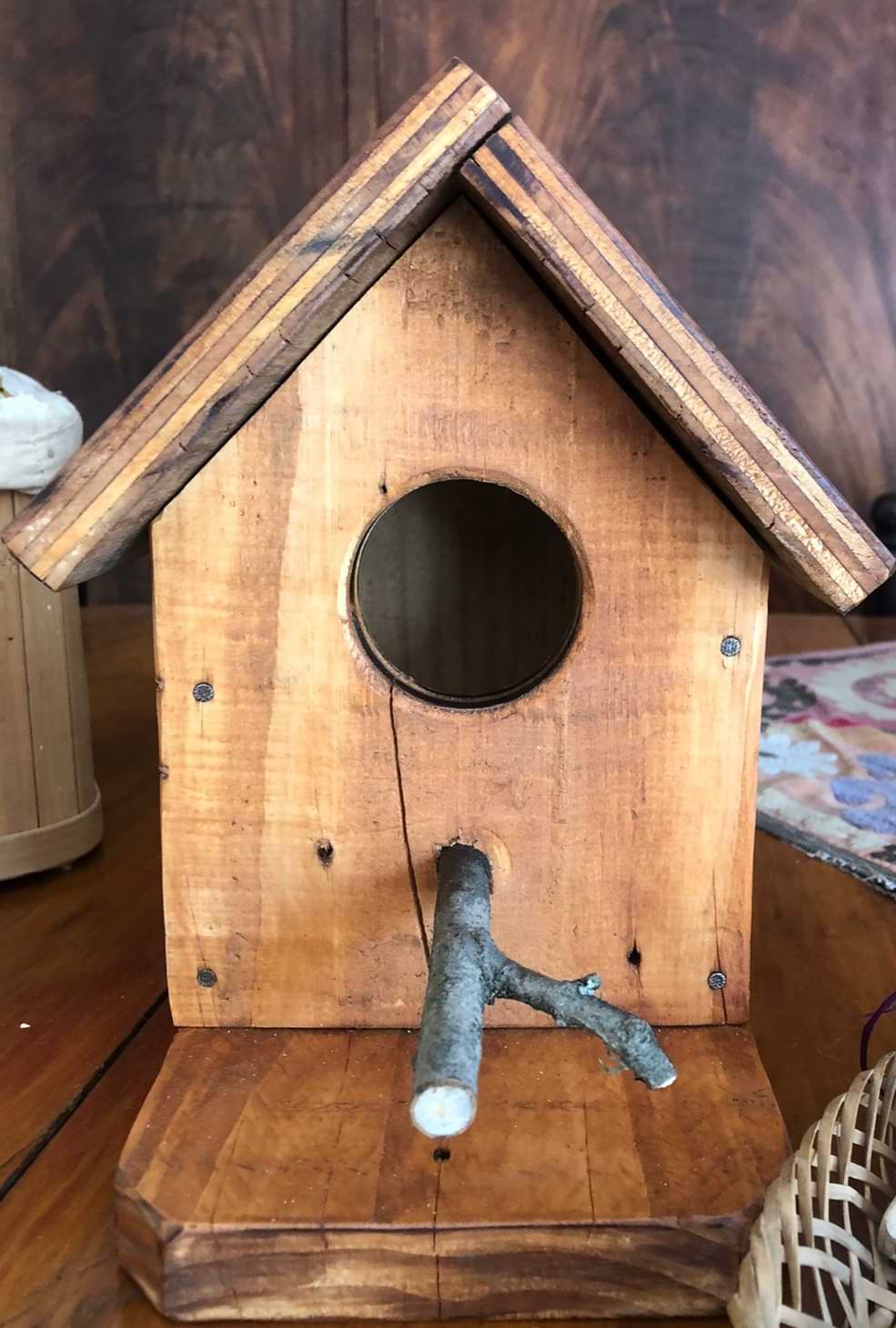 Casa refugio de aves estilo rústica