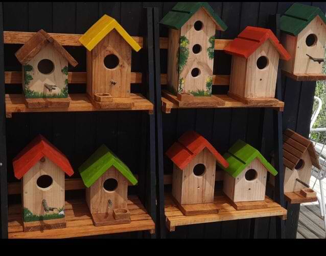 Diferentes tamaños y pintura en casas refugio para aves