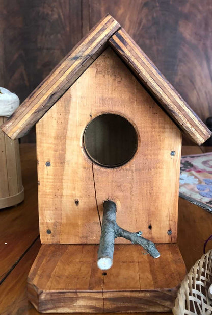 Casa refugio de aves estilo rústica